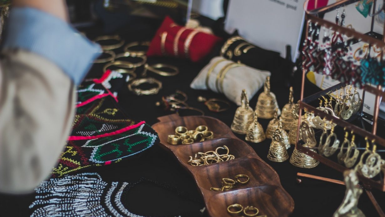 Bracelet jonc en argent, un bijou fashion et unisexe